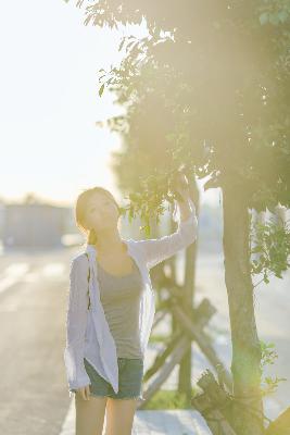 老中医吮她的花蒂和奶水视频播放,车上他吃我奶进我下面视频